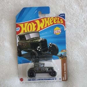 Hot Wheels Ford Model A Custom Diecast Car, NWT, Racing Car